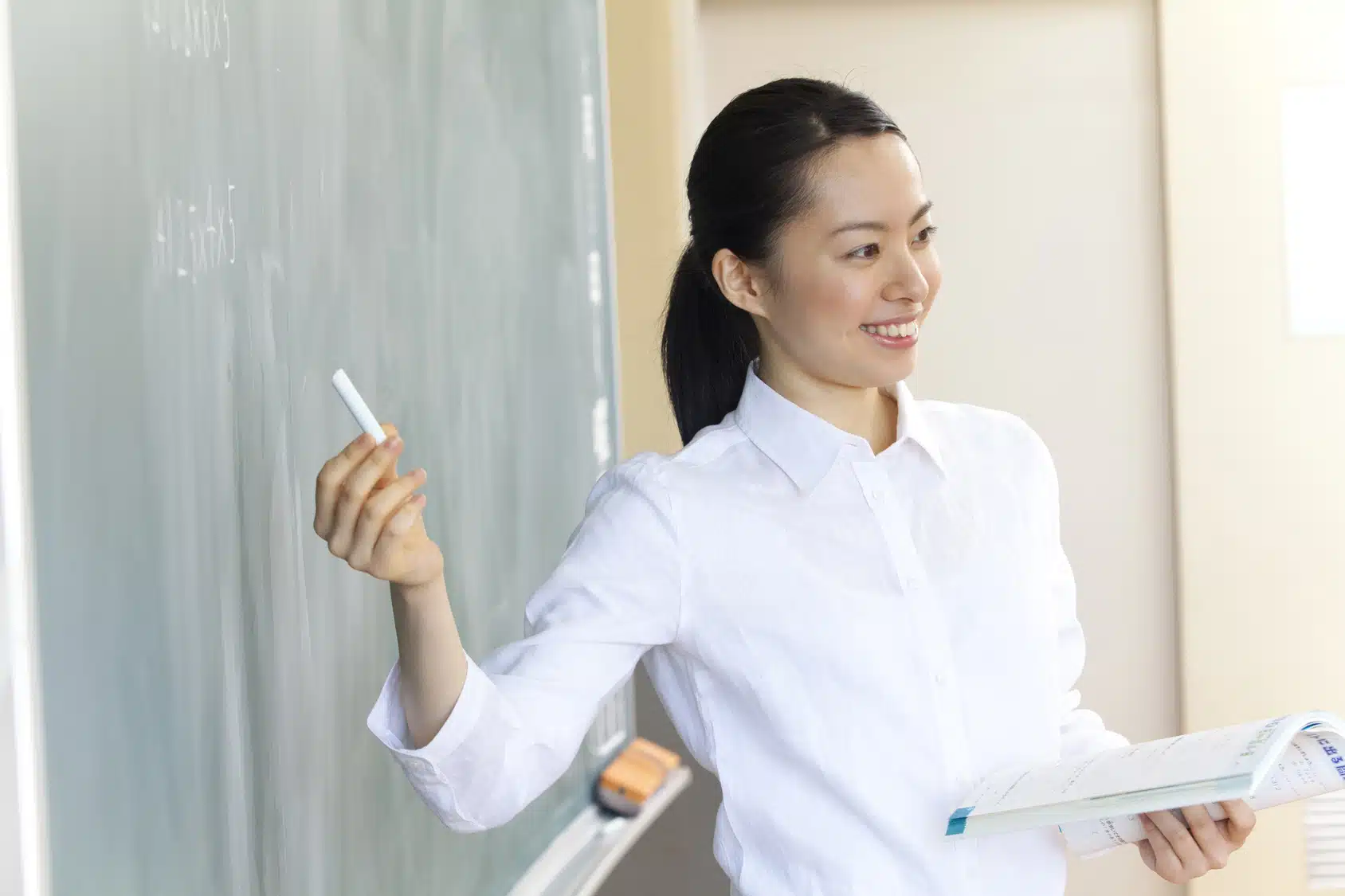 Female teacher japan. Учитель Эстетика женщина. Учитель «Сисё:» (師匠).